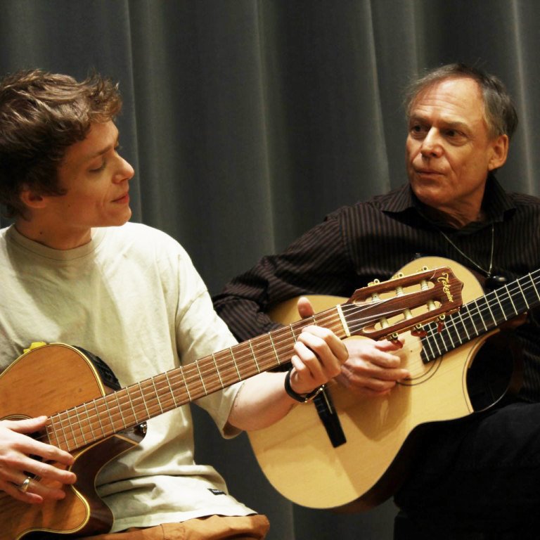Concert Spécial Noël Tarif Spécial : 22€ plein / 15€ adhérent / 11€ réduit

Le père de Christophe, Graeme Allwright, a marqué la génération des années 70-80 avec ses chansons folk ou country parfois mâtinées de blues ou de jazz. Il écrivait ses propres compositions ou adaptait les répertoires des grands folk-singers américains. Il a beaucoup traduit et chanté Léonard Cohen avec lequel il était ami et a grandement contribué à le faire connaître en France.

Ses plus célèbres chansons sont apprises à l’école, chez les scouts, en colonie de vacances…C’est cela la vraie notoriété. On ne sait plus qui est l’auteur mais ses chansons continuent à vivre, à s’apprendre, à se chanter.

Christophe Allwright et son fils Adrien font revivre l’œuvre de son père tant aimé avec un hommage à Graeme Allwright  le temps de 3 soirées chaleureuses et conviviales où ils chanteront ses chansons les plus connues, d’autres qui le sont moins et quelques-unes des leurs…
